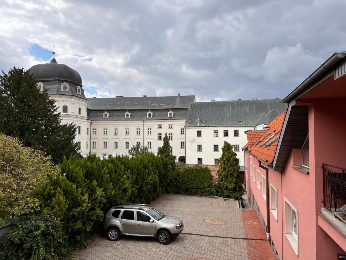 Dependance Patriot Trnava Hotel Luaran gambar