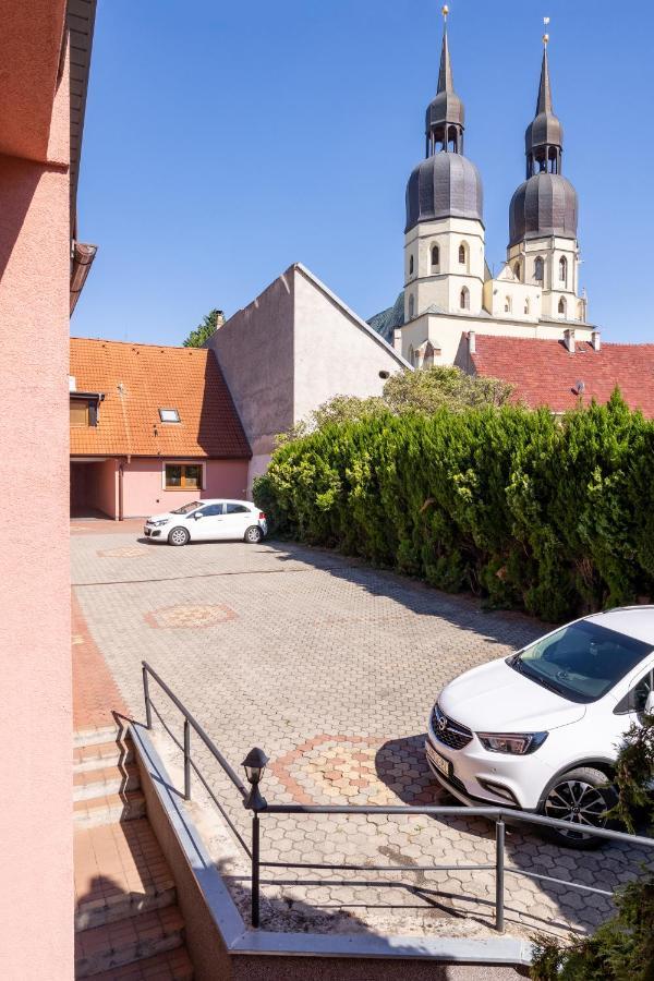 Dependance Patriot Trnava Hotel Luaran gambar