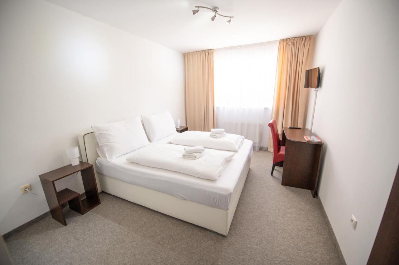 Dependance Patriot Trnava Hotel Luaran gambar
