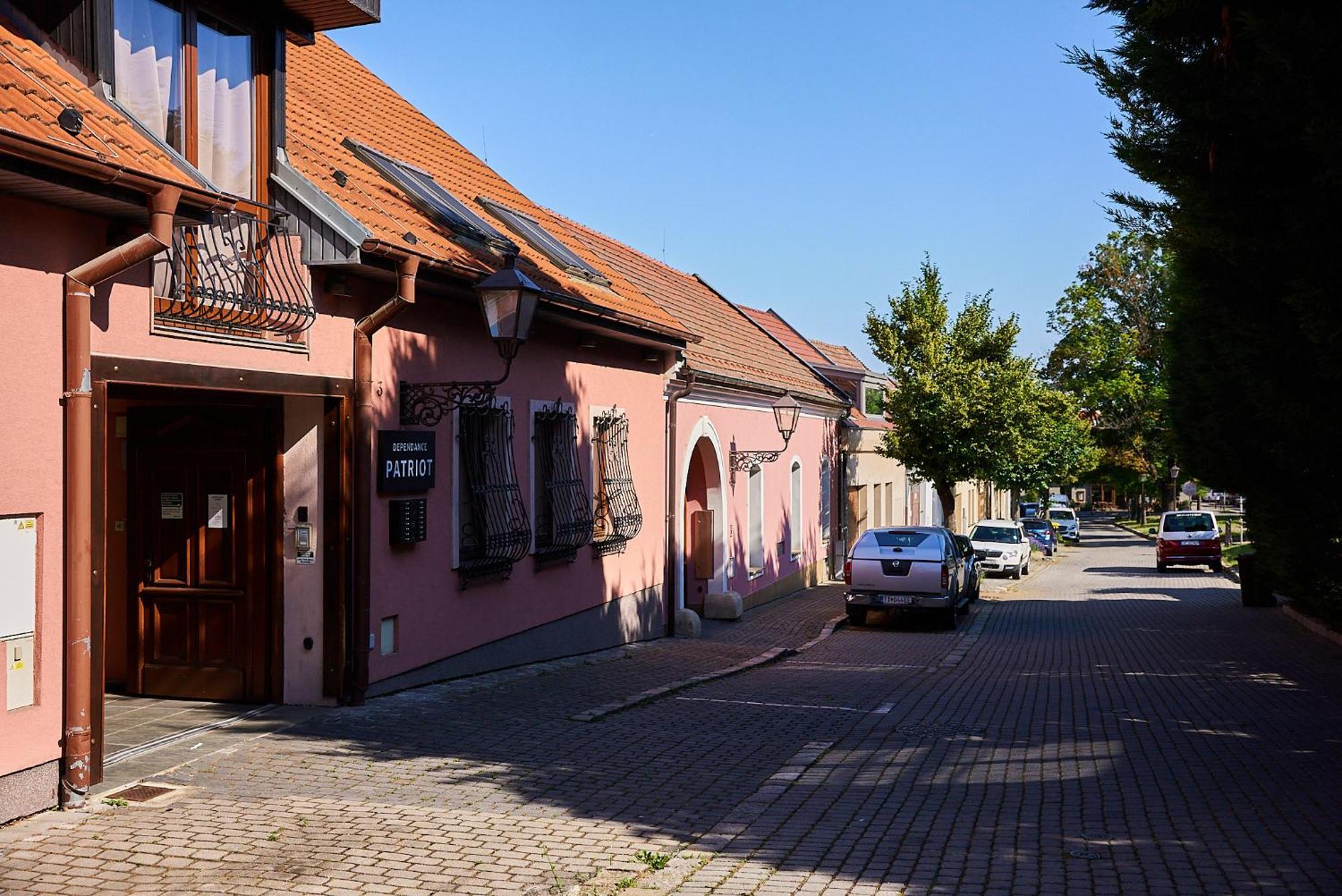 Dependance Patriot Trnava Hotel Luaran gambar
